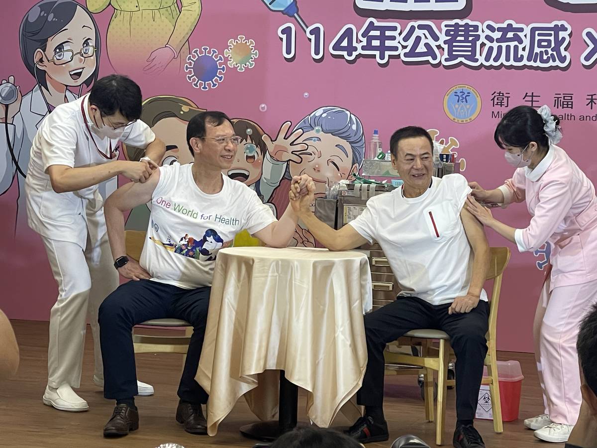 衛生福利部部長石崇良、防疫大使藝人蔡振南共同接種公費疫苗