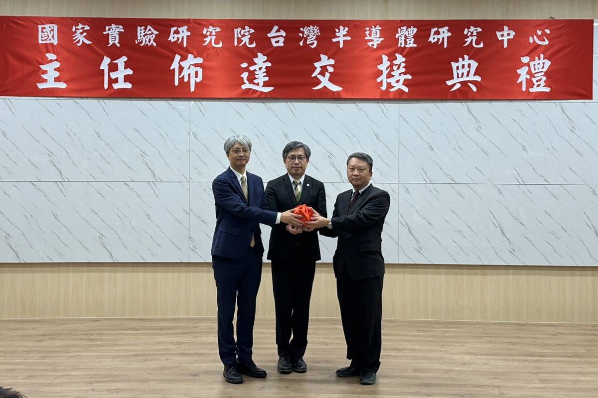 在國研院蔡宏營院長(中)見證下，半導體中心侯拓宏前主任(左)將印信交接給劉建男主任(右)。(國研院提供)