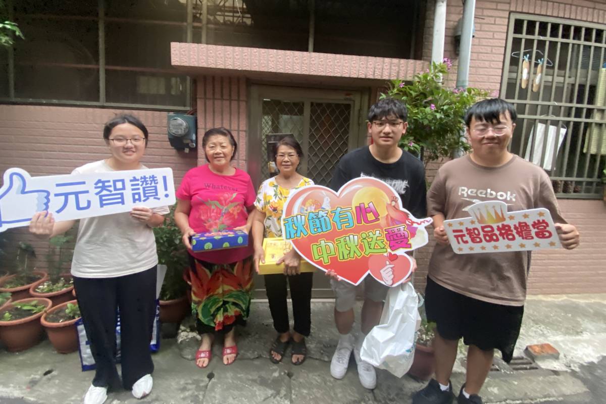 元智大學學生贈送中秋節月餅，表關懷之情，讓長者感受滿滿過節氣氛。(元智大學提供)