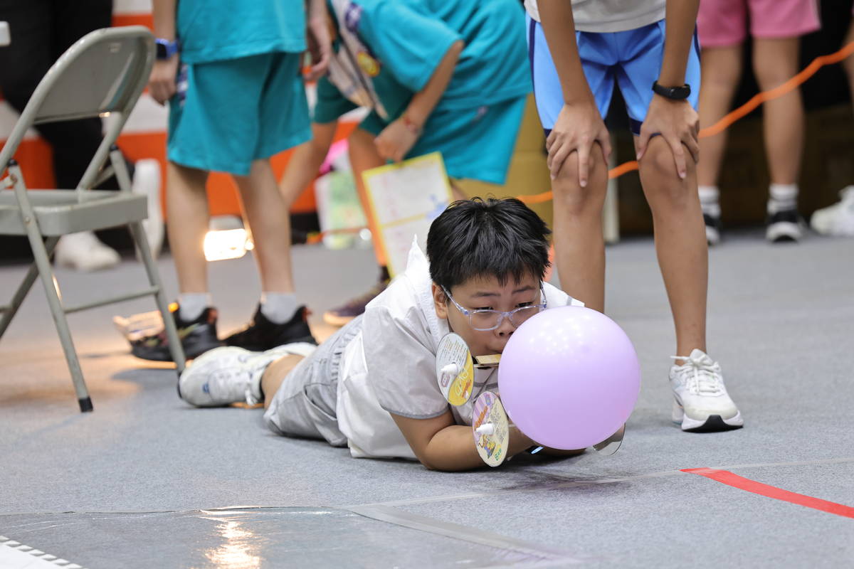 新北市榮富國小學生吹氣球同時目視進行目標對準