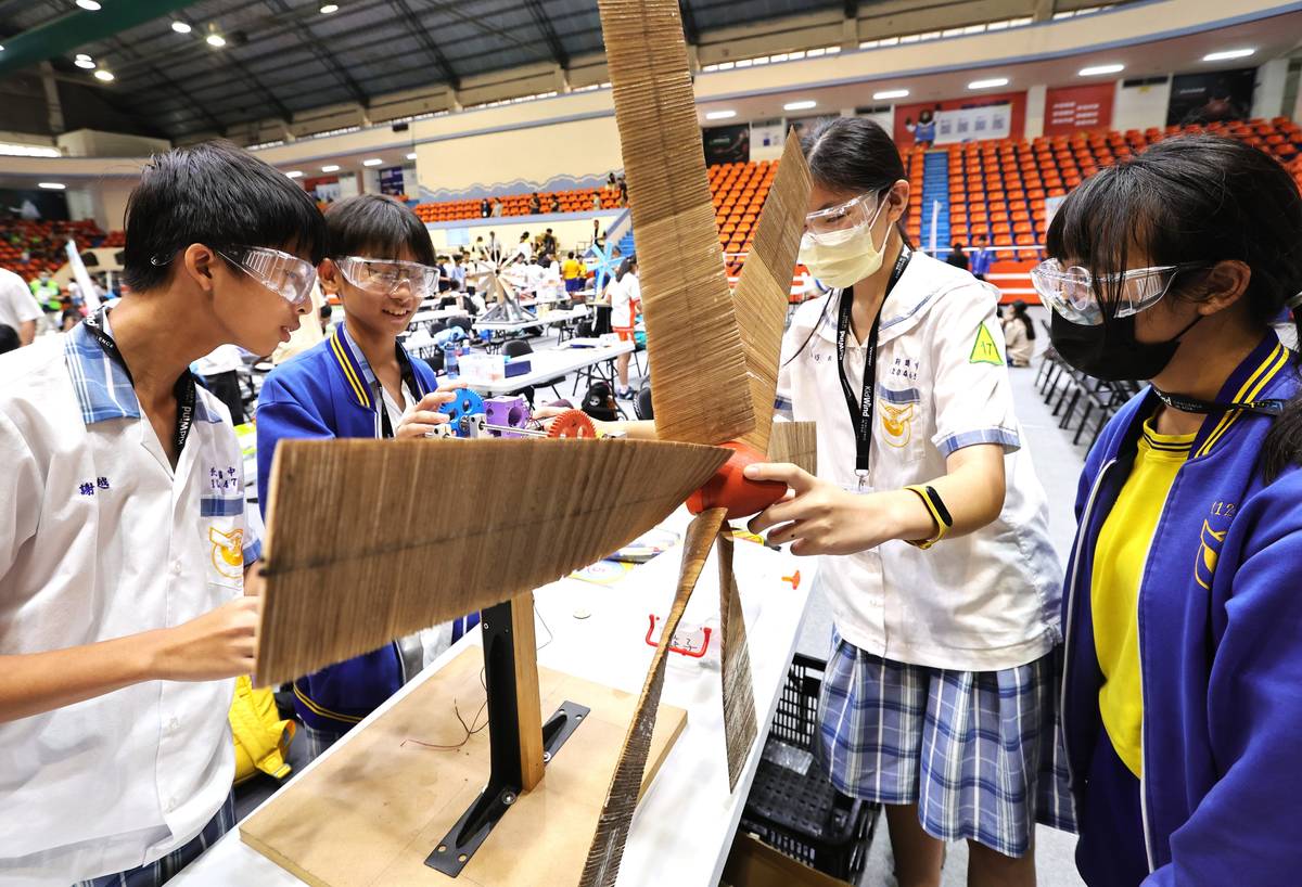 臺北中北新國中進行風機校正工作