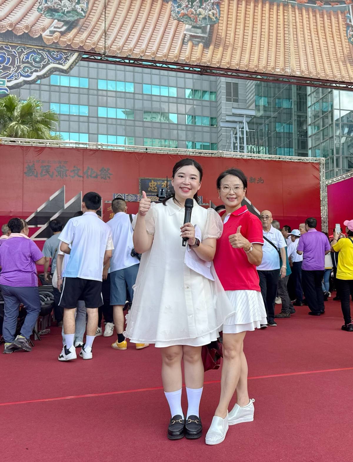 主持人香香和廖芳瀅合照