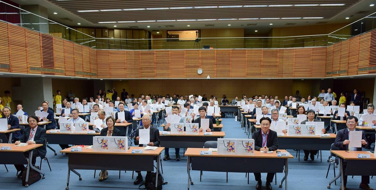 中原大學攜手資源循環產業推動協會，邀集75家企業簽署產學合作備忘錄，共推永續發展。(中原大學提供)