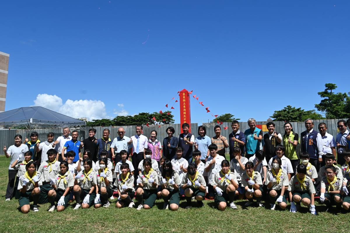 東海國中師生代表和活動中心動土典禮與會貴賓合影