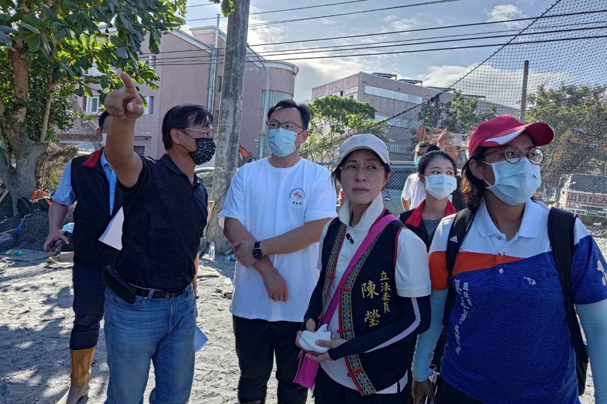 運動部鄭世忠次長與立法院陳瑩委員至光復國中傾聽黃建榮校長於棒球場說明受損情形。(運動部提供)