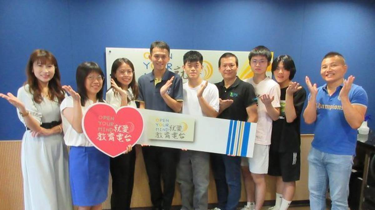 左起 節目主持人（臺中市立光正國民中學 林筱玲校長、臺中市大里區草湖國民小學 蔡雅婷老師）來賓（臺中市政府教育局高中職教育科 黃敬倫股長、臺中市私立明道高級中學陳建宏老師及陳品叡同學、臺中市立高級工業學校戴家陞老師及鐘添錦、陳家鉉同學）教育電台常罡。
