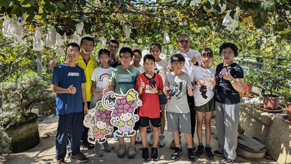 村上國小學生走進葡萄園認識大村巨峰葡萄(圖片來源：村上國小提供)