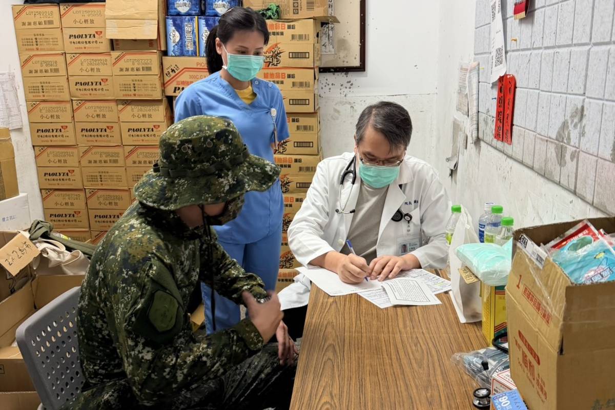 臺東醫院王蘭福院長親自帶領醫護團隊前往光復災區，協助醫療站現場診療。