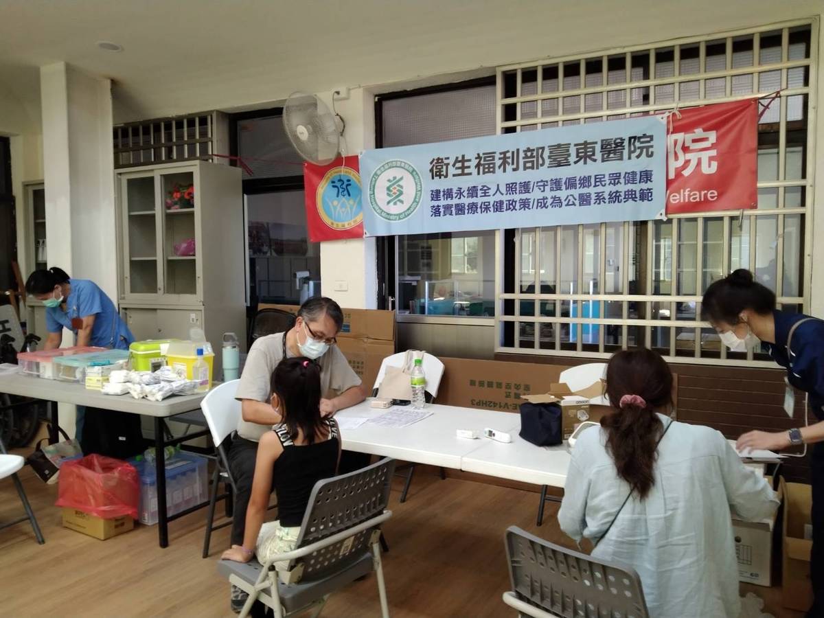 臺東醫院醫療團隊前往光復災區，協助醫療站現場診療。