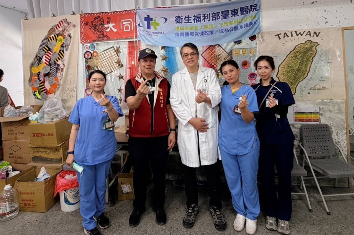 醫福會林慶豐執行長與臺東醫院王蘭福院長及醫護團隊醫療站現場合影
