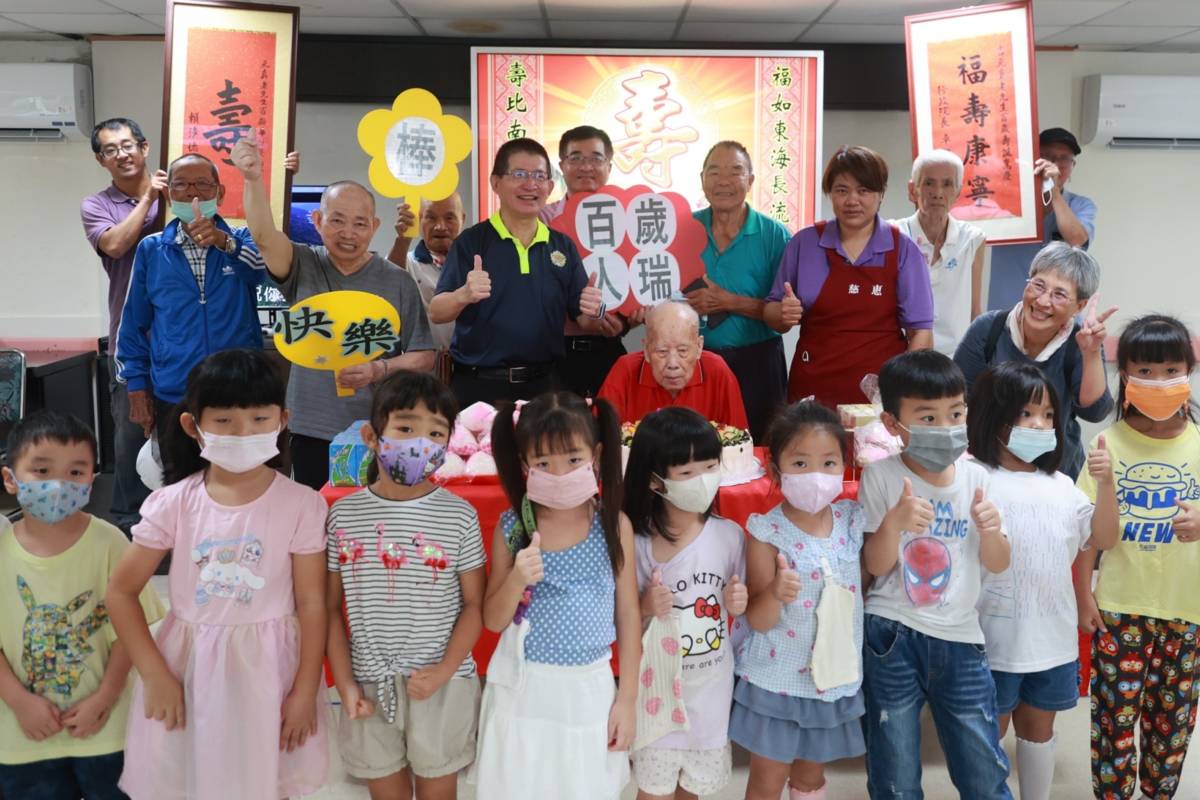 中秋節前夕，馬蘭榮家為榮民吉爺爺慶祝百歲生日。