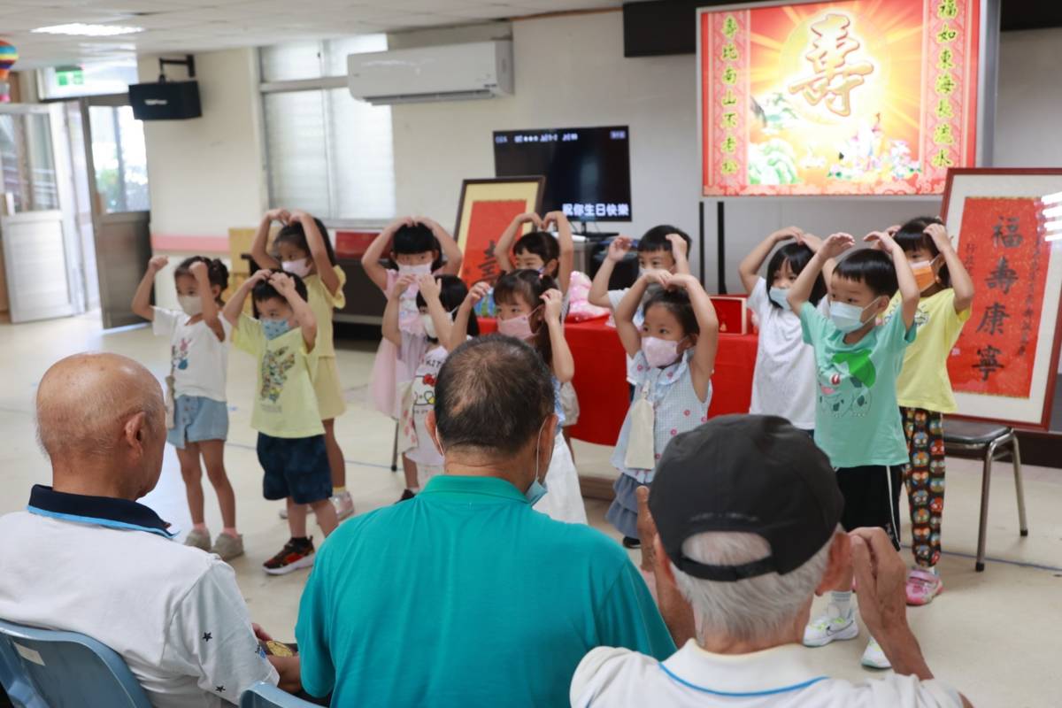 馬蘭榮家區內小鯨鯊幼兒園的小朋友，表演歌舞祝福吉爺爺生日快樂。