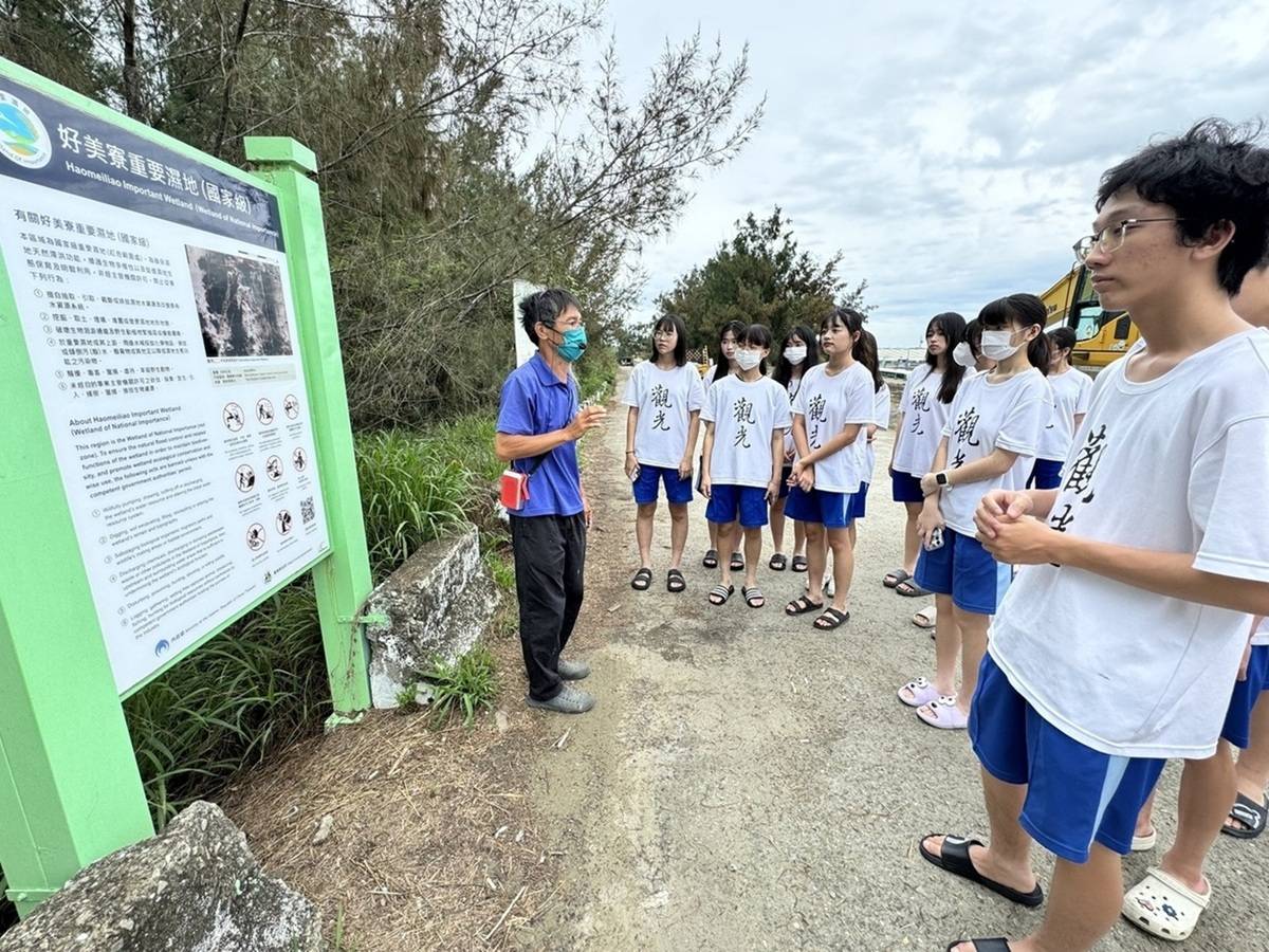 國立華南高商至好美寮濕地進行環境教育，溼地導覽及說明