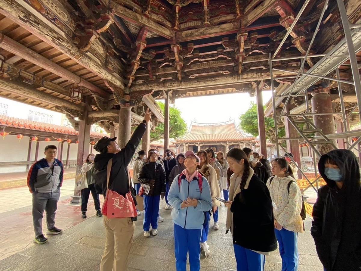 國立華南高商至鹿港龍山寺參訪，講解八卦藻井介紹