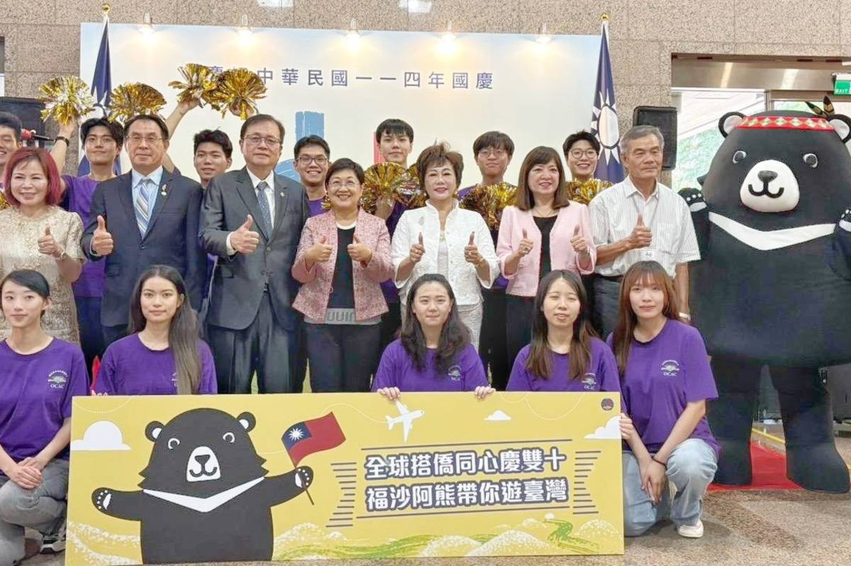 「114年十月慶典僑胞回國報到暨全球搭僑同心記者會」貴賓合影(僑委會提供)