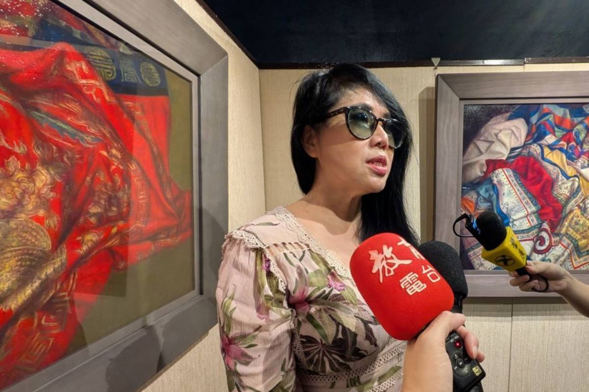 藝術家陳香伶表示，象徵婚嫁喜慶的紅色蟒袍背後，暗藏著現代女性對婚姻的反思