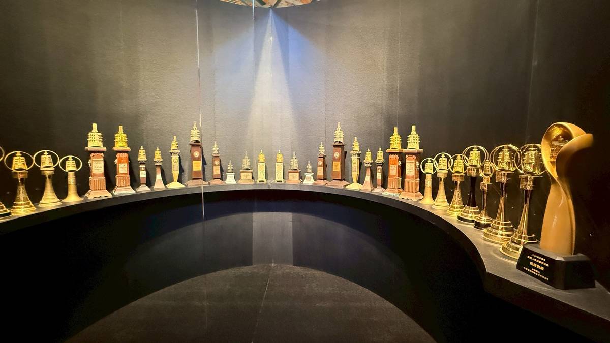 國立教育廣播電臺為這次特展提供金鐘獎座展出