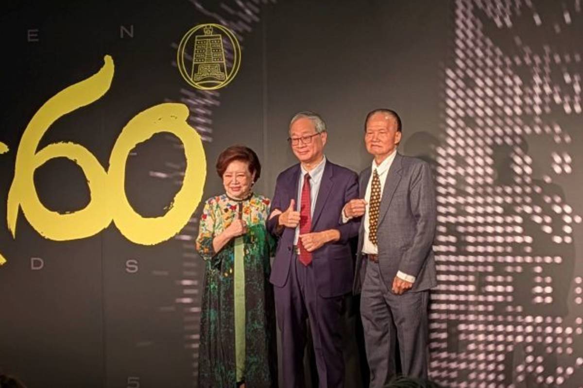 第60屆金鐘獎特別貢獻獎得主資深演員陳淑芳(左一)及電視製景師葉輝龍(右一)