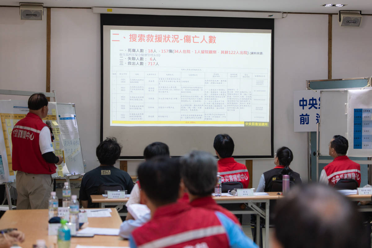 賴清德總統抵達「前進協調所」聽取總協調官暨行政院政務委員季連成簡報 (總統府提供)
