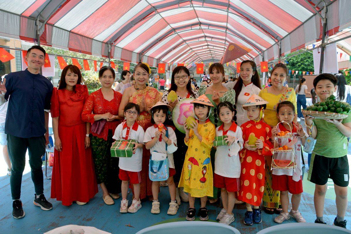 桃園市中山國小舉辦一年一度的「親職教育日」，規劃「多元文化中秋體驗」活動