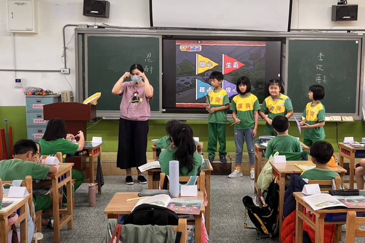 廣興國小中年級學生運用真實表情臉譜，認識生活中常見的情緒及相關事件