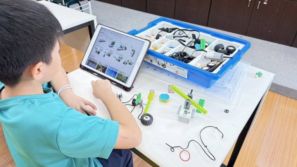 中年級的孩子們熱情參與學校程式樂高社團課程，動手操作並學習程式設計與創意組裝。(五寮國小提供)
