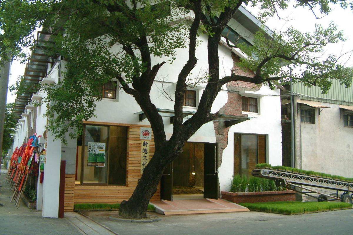 「跟著朦朧潮濕的一天回嘉」，展覽地點選在新港文化館25倉庫。(文總提供)