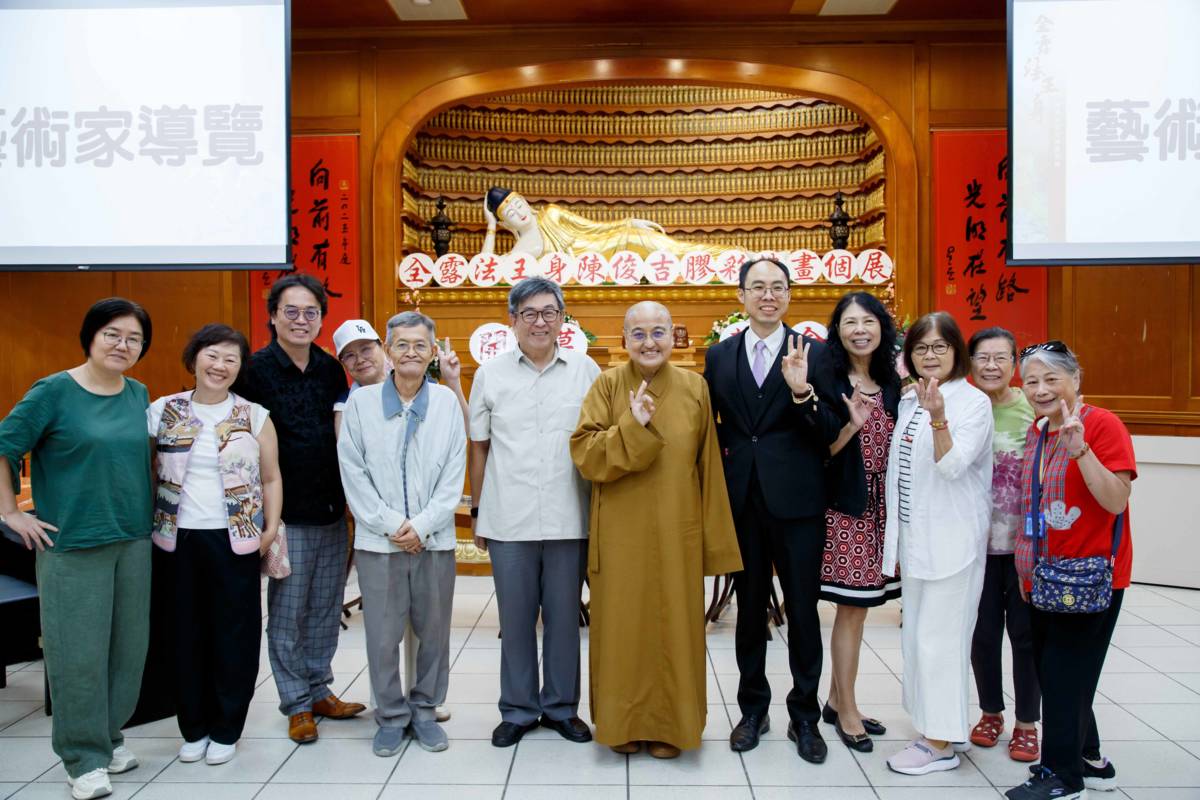 華梵佛藝系陳俊吉主任（右五）舉辦膠彩佛畫個展，佛光山新竹法寶寺監寺覺舜法師（右六）、華梵大學李天任校長（左六）與師生都來參觀