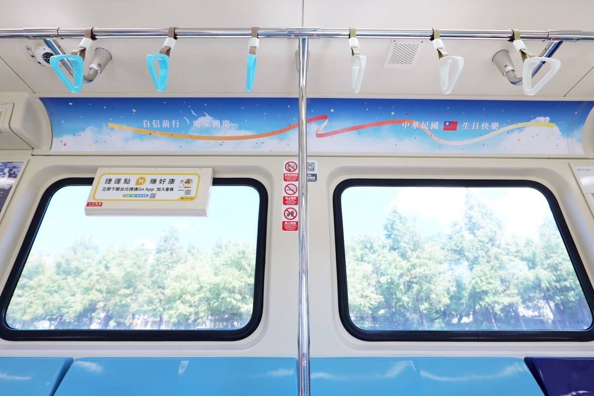 車廂內傳統的白色手拉環，則改為深淺天藍與白色交錯設計，象徵藍天白雲環繞在旁