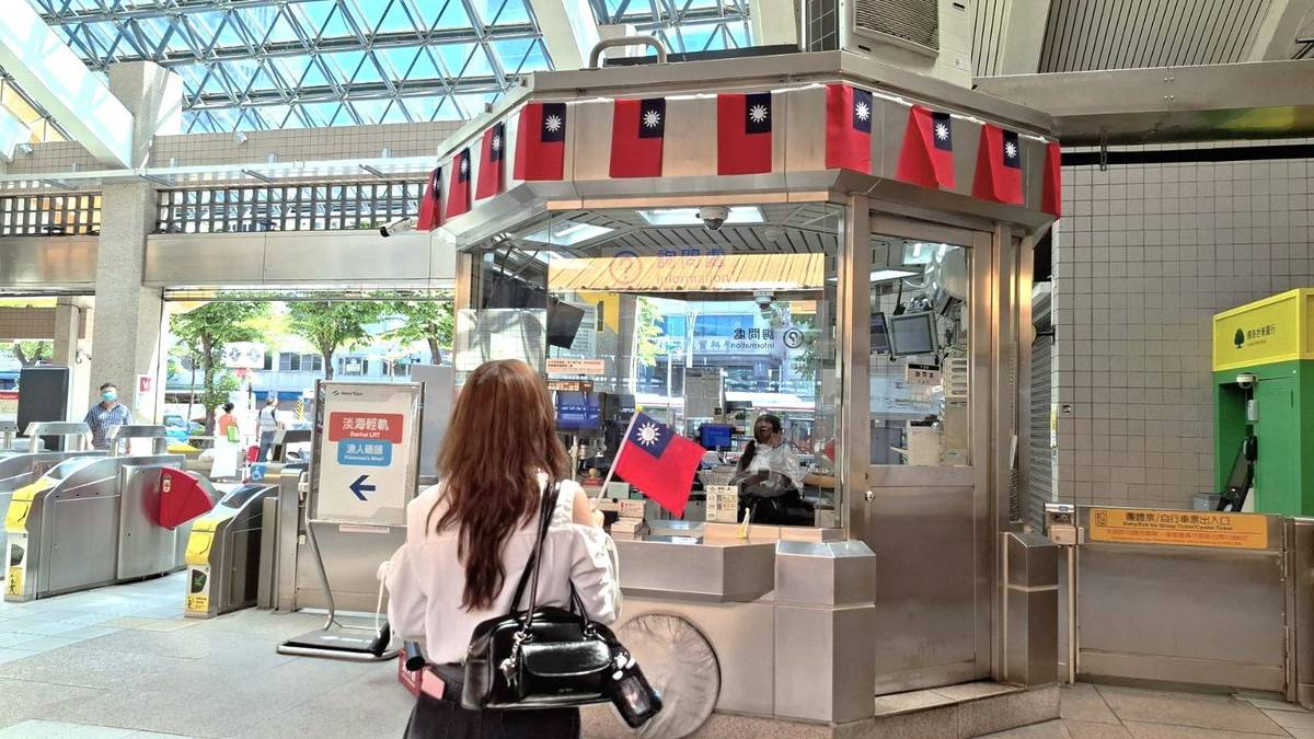 搭乘臺北捷運也能感受到國慶的歡騰氛圍


