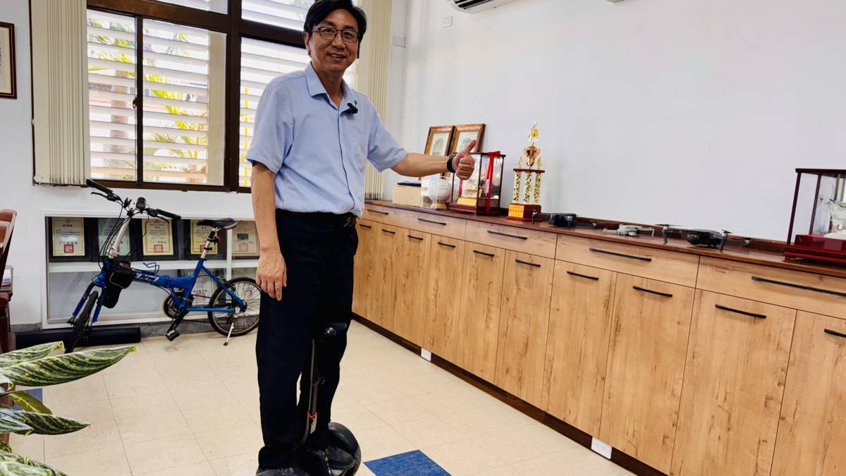 邱申寶琪校長有多元的興趣，像是空拍機、棒球、腳踏車、茶藝等