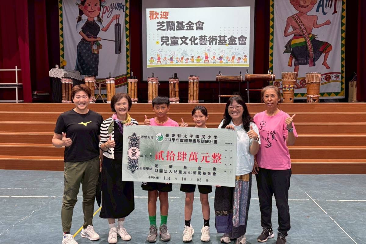 左起：太平國小柔道隊教練陳慧欣、兒童文化藝術基金會執行長盧彥芬、足球隊隊長、柔道隊隊長、太平國小高彩珍校長、太平國小足球隊老師陳淑芬