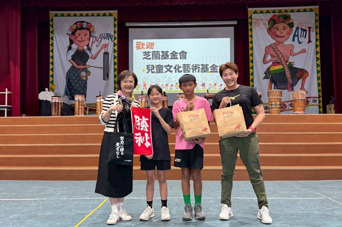 兒童文化藝術基金會盧彥芬執行長(左1)接受太平國小柔道隊教練陳慧欣(右1)的贈禮