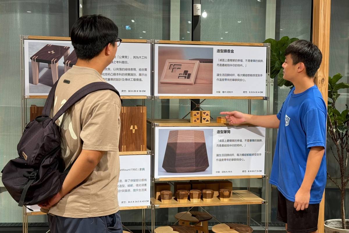 公東高工木工科暨木藝中心即日起，與MUJI無印良品臺東門市合作舉辦「公東師生木工展覽」，學生解說這次展覽的內容。