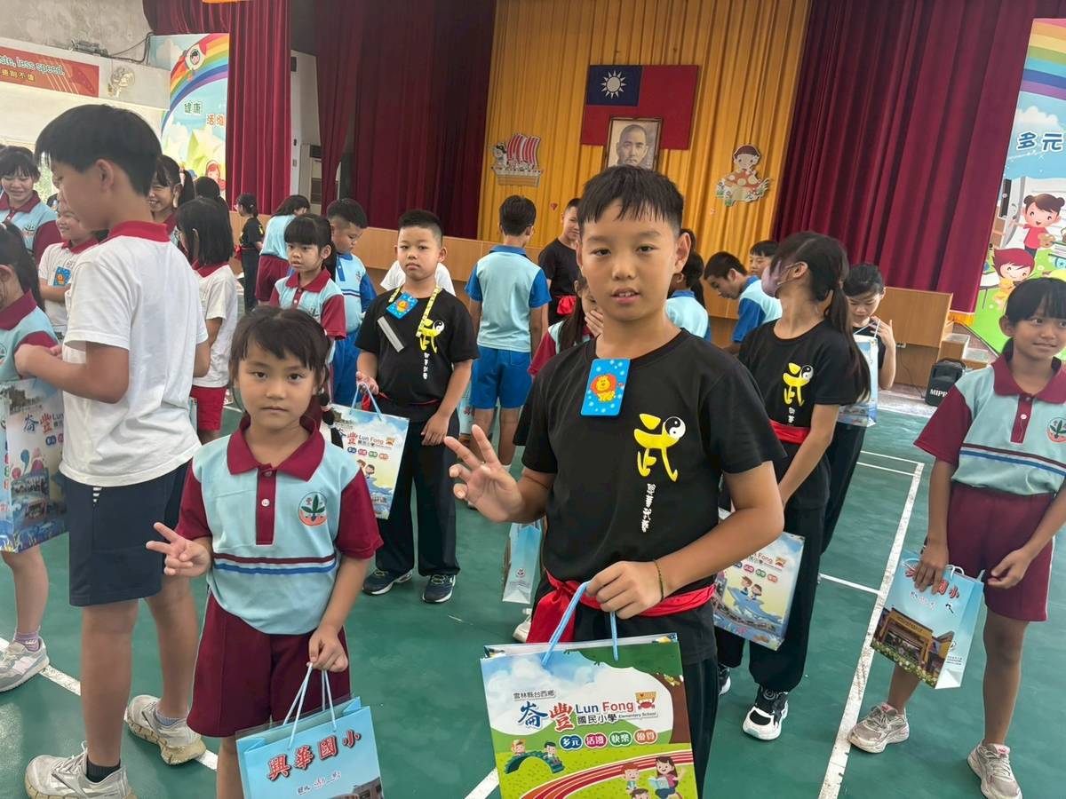 興華國小與崙豐國小學生交換禮物