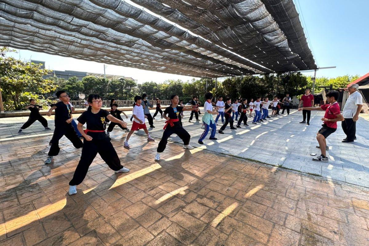 國術隊學子步伐穩健、氣勢磅礡，展現長期訓練成果