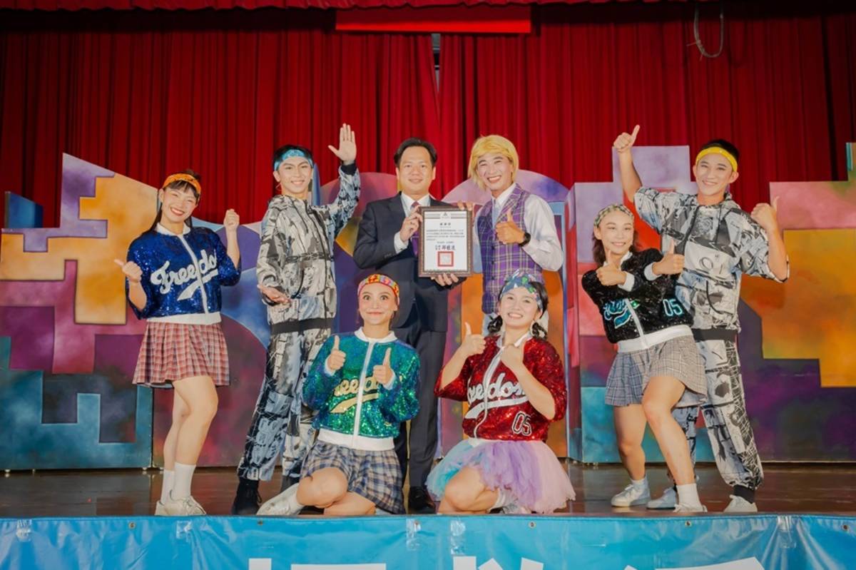 「紙風車青少年反毒戲劇工程」校園反毒舞臺劇巡演前進光武國中。（新竹市政府提供）