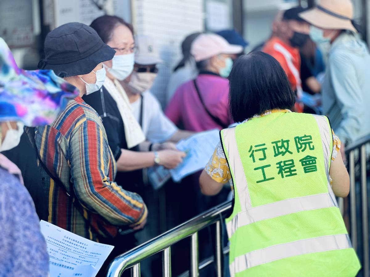 行政院一站式服務平臺協助災民申請相關補助。(行政院提供)