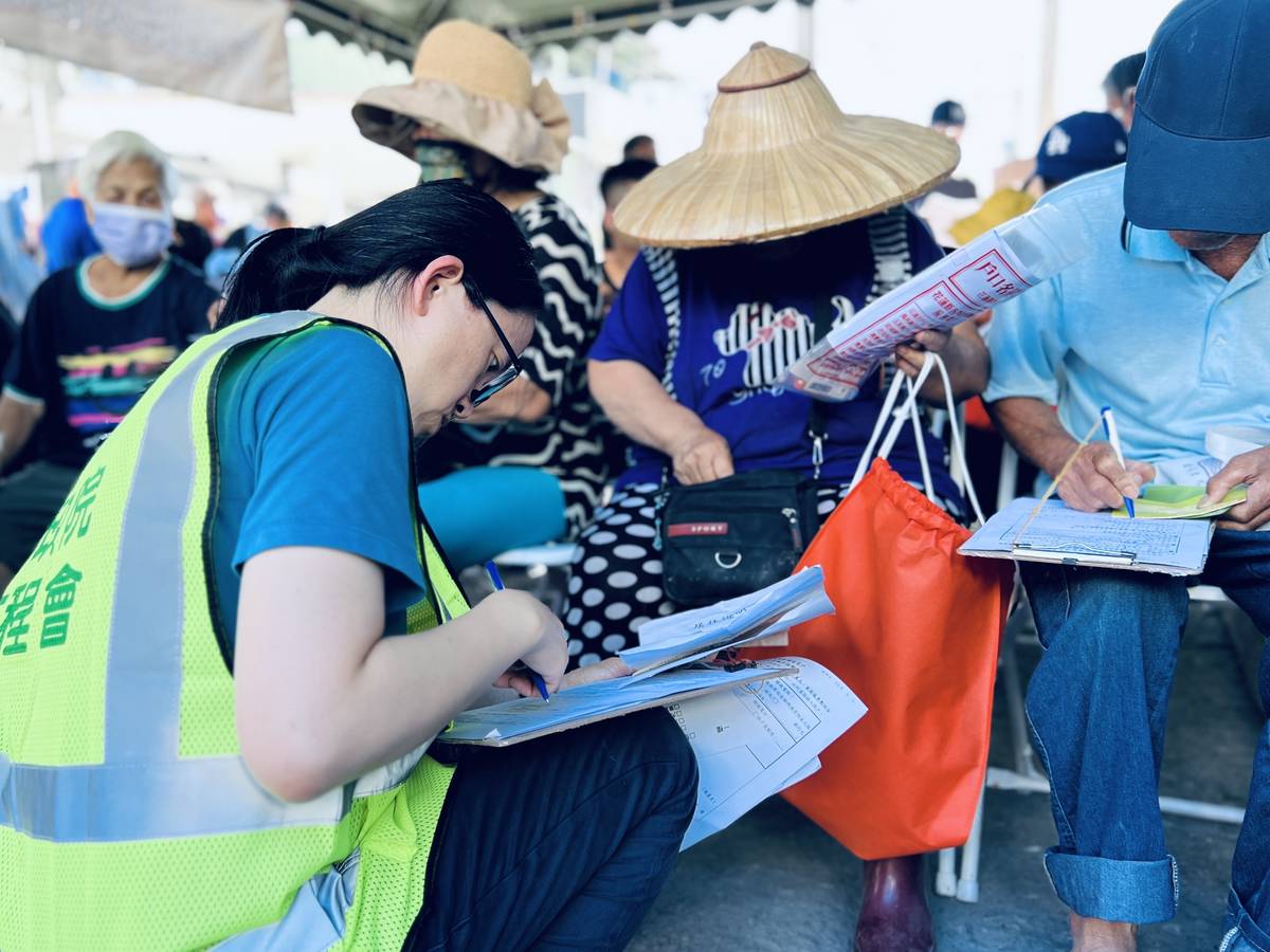 行政院一站式服務平臺協助災民申請相關補助。(行政院提供)