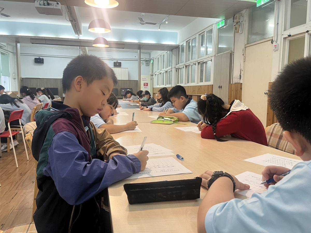 硬筆書法選手在平時勤加練習，寒暑假期間更是每天要練習一篇字