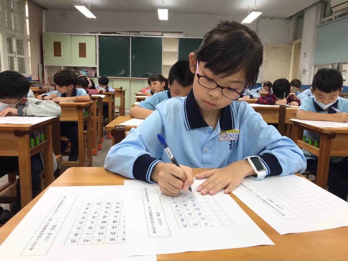 學生從練習的過程中，除了把字寫得漂亮，也培養耐心和專注力