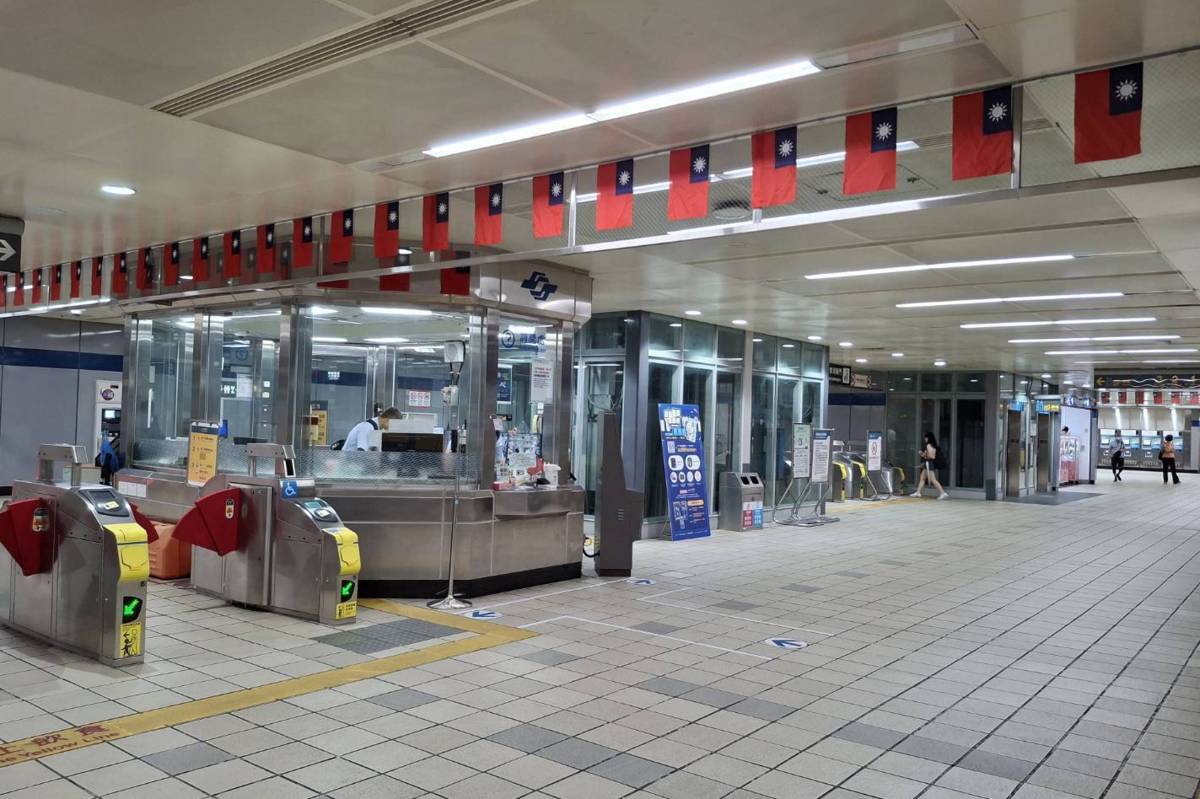 北捷歡慶雙十國慶，於15處車站大廳掛上國旗