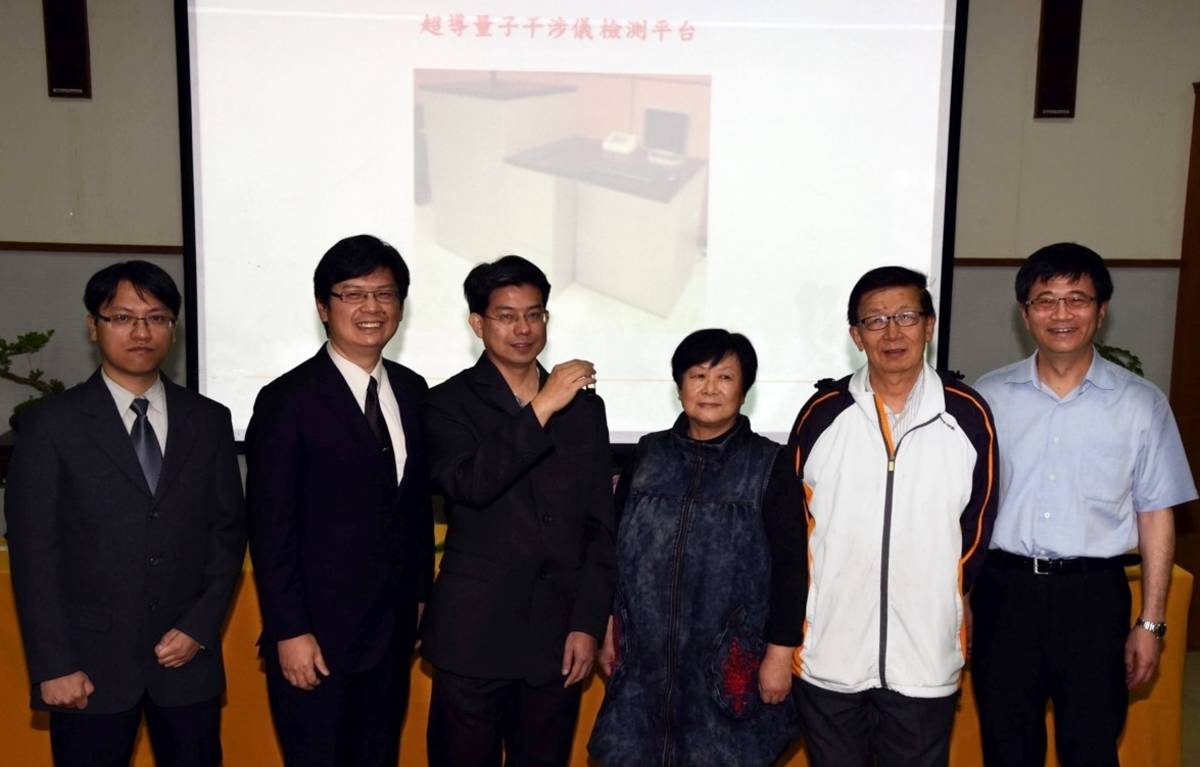 光電所團隊(廖書賢教授、楊謝樂總經理、謝振傑教授、洪姮娥講座教授)、台大物理系楊鴻昌教授、台大醫院神經部邱銘章教授於臺師大學術成果發表記者會 (臺師大提供)