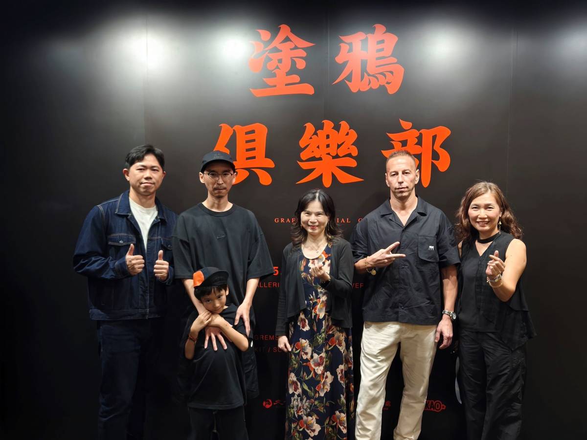 （右起）曼谷河城藝術中心總監Linda、法國藝術家、駐泰國代表處文化組組長田又安、策展人臺灣塗鴉藝術家Reach、曼谷河城藝術中心經理Toby等合影（駐泰國代表處文化組提供）