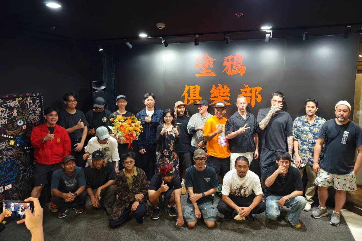 曼谷塗鴉俱樂部展覽開幕各國藝術家合影（駐泰國代表處文化組提供）