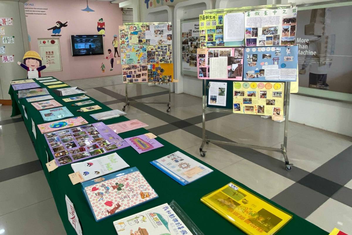 萬福國小透過靜態展覽，讓學生展示假期自主學習成果