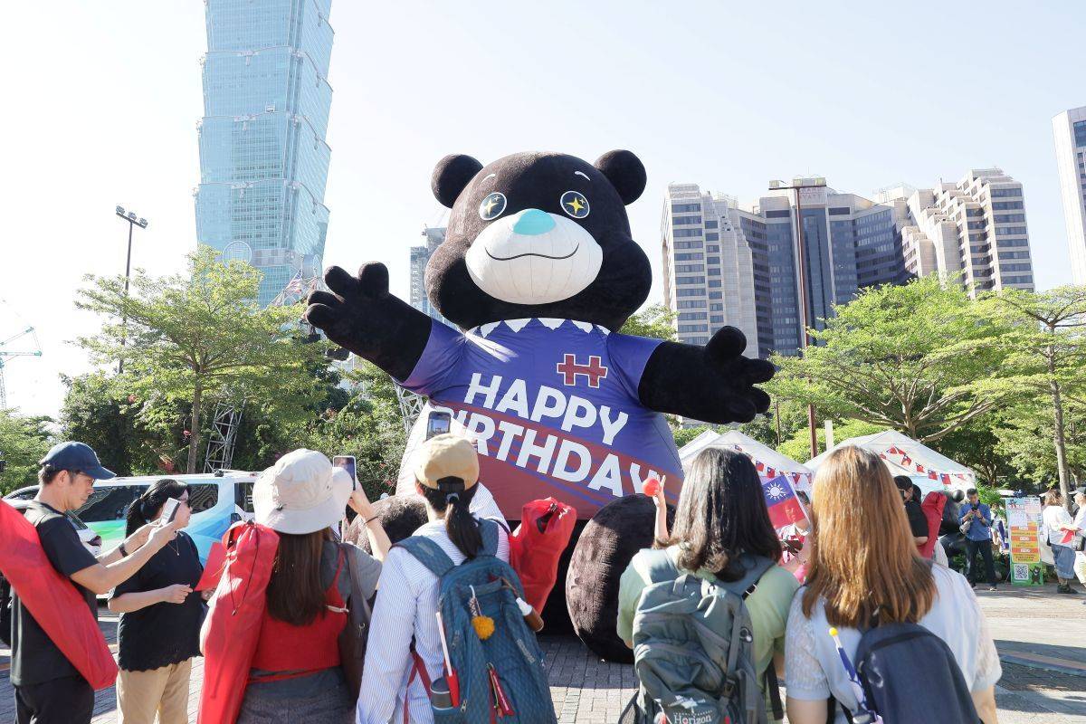 歡慶雙十，6公尺高的熊讚氣偶特別換上印有「HAPPY BIRTHDAY」字樣的新裝