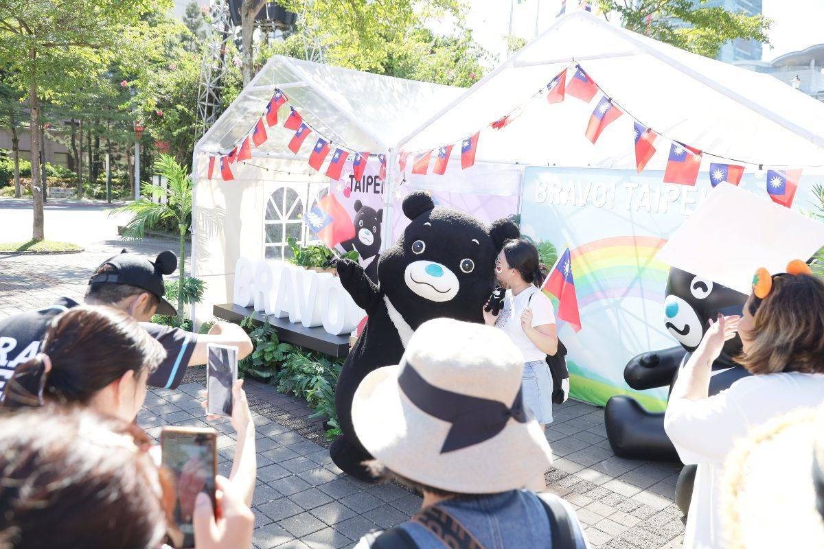 歡慶雙十國慶，北市府廣場打造結合國旗元素的「熊讚小屋」