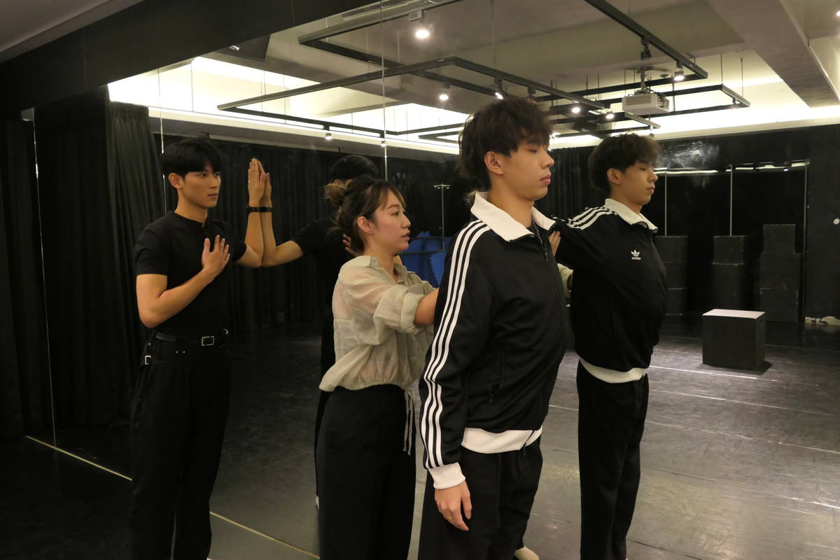 醒吾科大表藝系老師吳函砡親自指導，課程內容包含服裝儀容、舉止儀態及臨場應對等訓練 (醒吾提供)