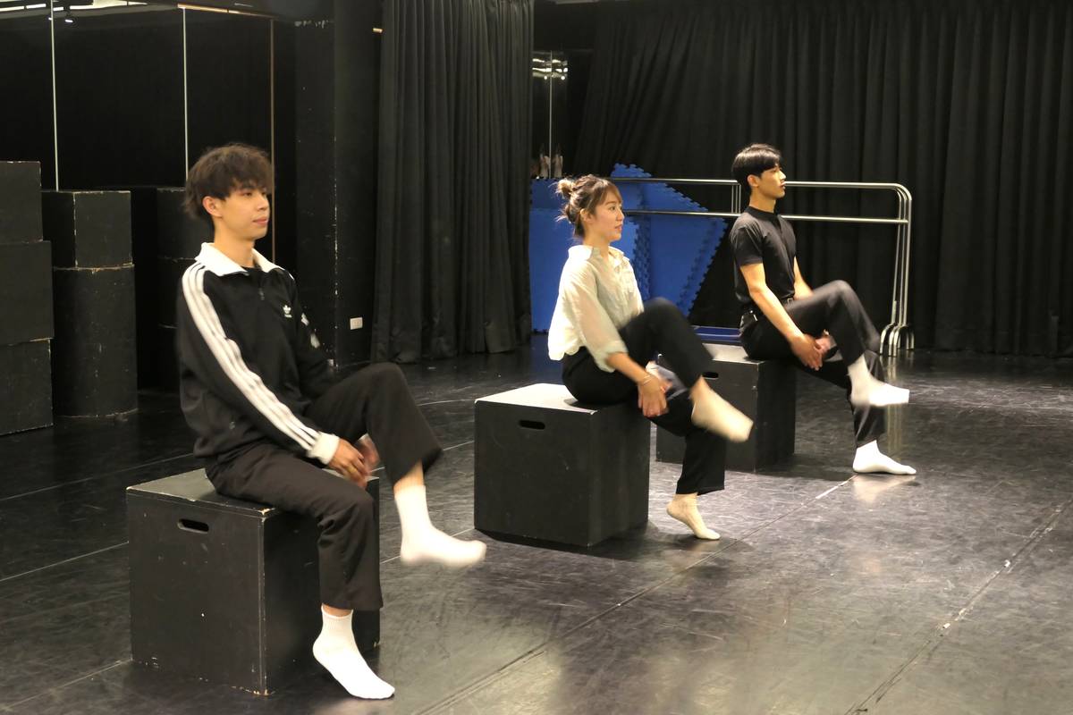 吳函砡老師(中)先帶領進行暖身訓練，幫助郭丞宇(左)、黃俊程(右)放鬆身體、拉開筋骨並調整姿態，為接下來的儀態訓練做好準備 (醒吾提供)